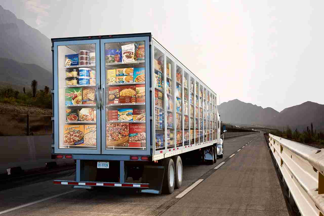 Blog image for Why Renting a Tail Lift Truck Makes Heavy Lifting Easier Than Ever - Dubai Chiller Transport article about reefertruck